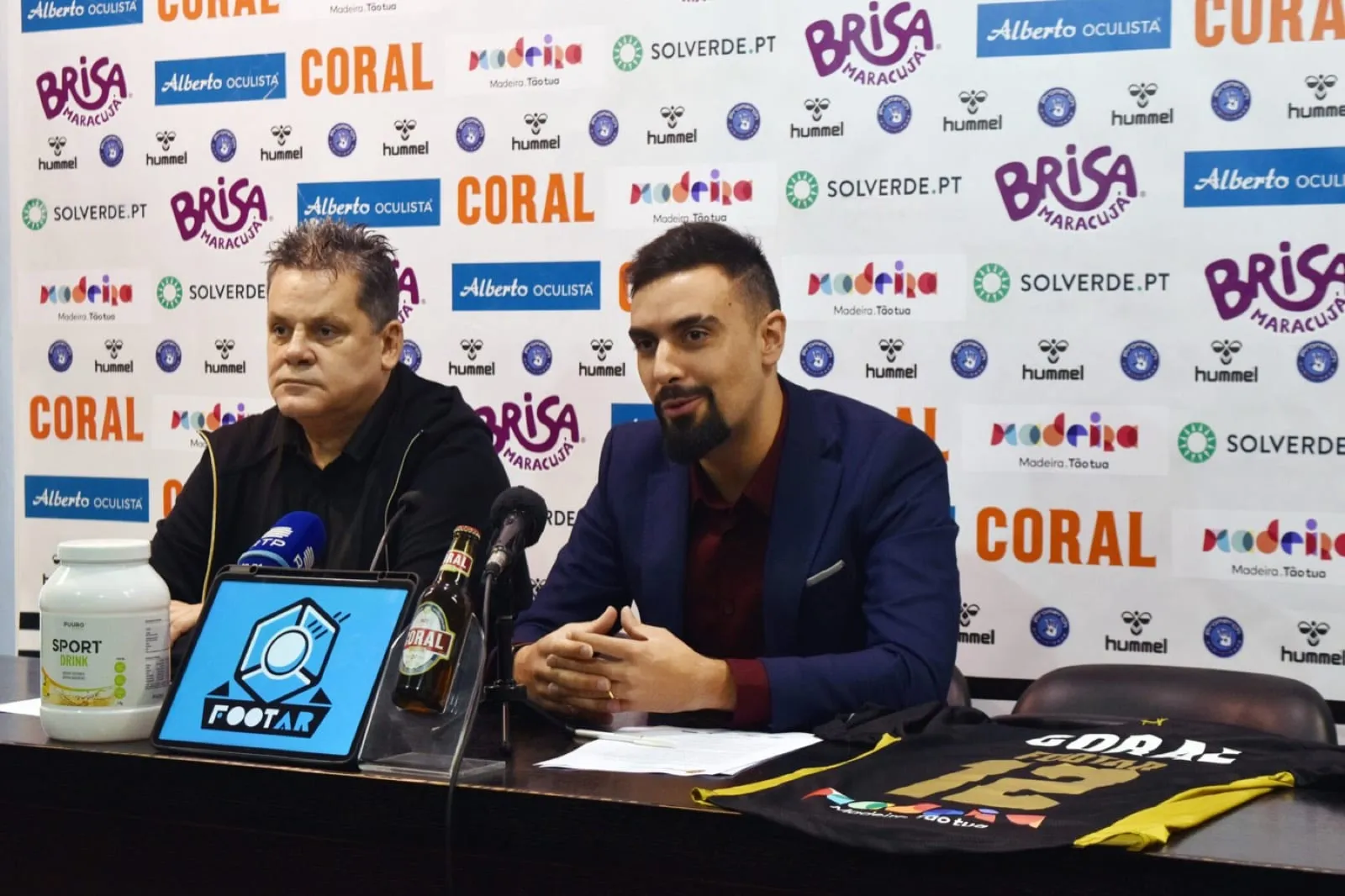 David Olim at a CD Nacional press conference, with the FootAR sign on the desk